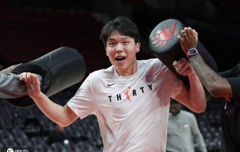 不容易！杨瀚森准两双硬扛压力 末节连中三分险造逆转