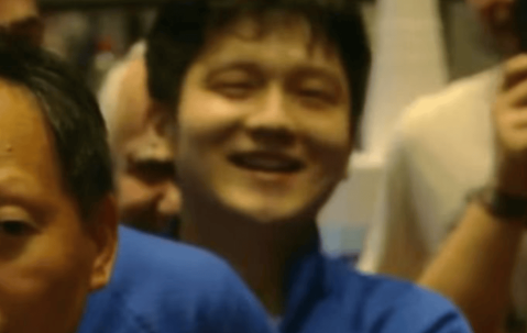 萨尔布吕肯欧冠夺冠！樊振东与全队庆祝，全程开心，捧杯展兴奋！