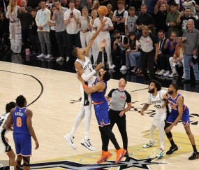 米切尔-罗宾逊遭遇砍鲨战术罚球6中3 马刺首节领先尼克斯9分