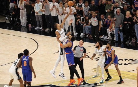 米切尔-罗宾逊遭遇砍鲨战术罚球6中3 马刺首节领先尼克斯9分