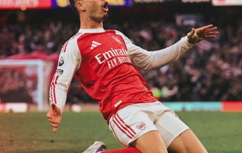 160亿金元大战！13分钟4球摧毁铁血防守，阿森纳4-0复仇马竞