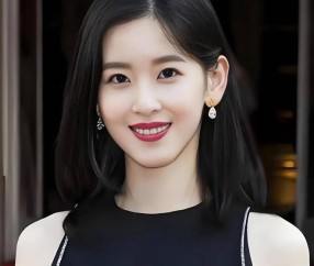 章泽天现身欧冠决赛现场，无袖小香风穿搭太吸睛，低调戴百万名表