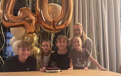 莫德里奇庆祝40岁生日，仍是巨星，一家5口高颜值，和娇妻很恩爱