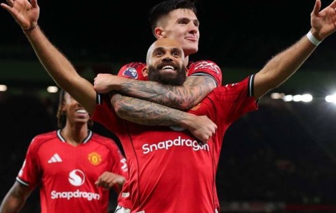 鲁尼对姆贝莫由黑转粉，称其为曼联今年最成功的引援