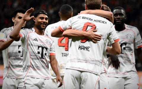 稳坐德甲榜首之位，拜仁客场3-0完胜法兰克福，主教练孔帕尼点评比赛