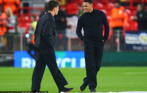 斯洛特与阿诺德的重逢：足球背后的情感纽带