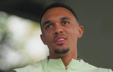 阿诺德透露与利物浦队友私下互动，表达对安菲尔德的尊重