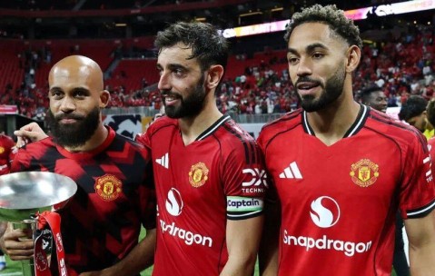 B费漏球助攻姆贝莫幕后揭秘！化身导师指点曼联新援，与库尼亚加练配合