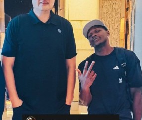 爱德华兹合影姚明 配文:我要隔扣他以此致敬