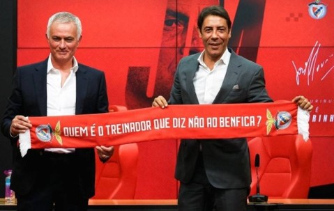 回来了！熟悉的穆里尼奥，送出2分后痛斥裁判，两个亚军都要下课