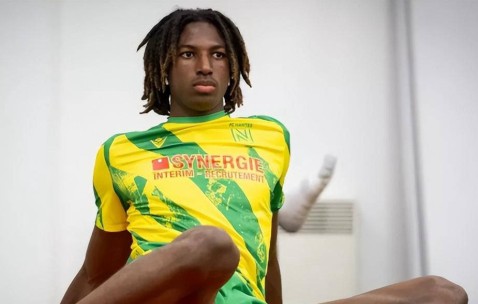 17岁法甲天才中卫成瞩目焦点，巴萨竞争激烈