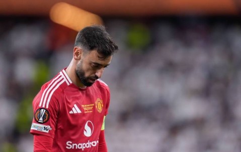 70万镑免税周薪！英媒曝沙特冬窗继续追求曼联队长，开价1亿英镑