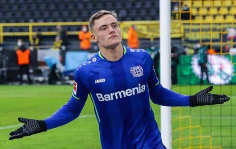 维尔茨重返德甲，身披拜仁战袍引球迷关注，药厂神童八场造七球表现抢眼能否缓解拜仁困境