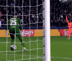 欧冠冷门神剧本：三中门框11.1亿豪门三度落后3-3对手绝杀被吹