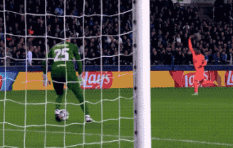 欧冠冷门神剧本：三中门框11.1亿豪门三度落后3-3对手绝杀被吹