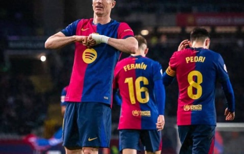 巴萨找到新莱万！17岁小将上演西甲首秀：1米76客串中锋