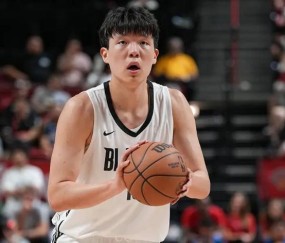 开拓者队记:杨瀚森低位运球不能太多 他在恶补英语
