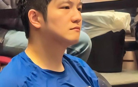 泪目！老公看到樊振东输球后瘫坐沙发，一句话道出致命真相：不是打不过，而是放不开！