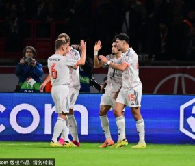 诺伊尔对阵巴黎41次长传且18次成功，两项数据位列本赛季欧冠之最