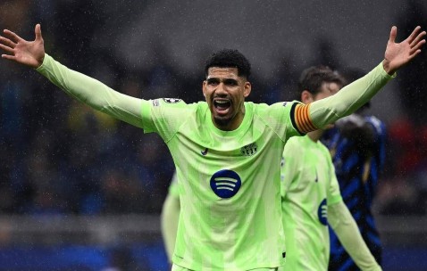 2-1，巴萨战胜纽卡，西甲欧冠首胜英超，不是莱万，最大功臣是他