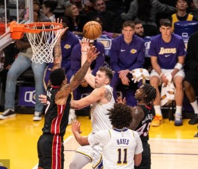 东契奇三双里夫斯26+11 湖人浇灭热火喜迎3连胜