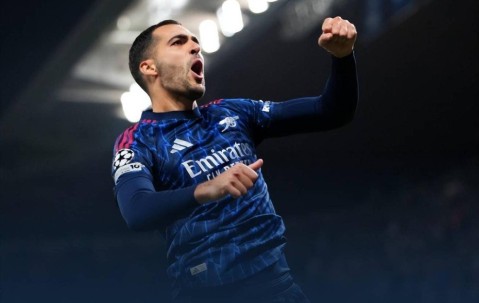 欧冠阿森纳3比0弱旅，十连胜遭遇魔鬼赛程，梅里诺两球状态佳