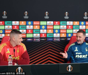 英超球队诺丁汉森林主教练和球员出席欧联杯半决赛赛前发布会